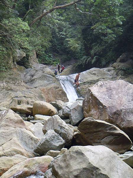 上層有天然的滑水道..也可以跳水