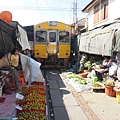 火車過市集