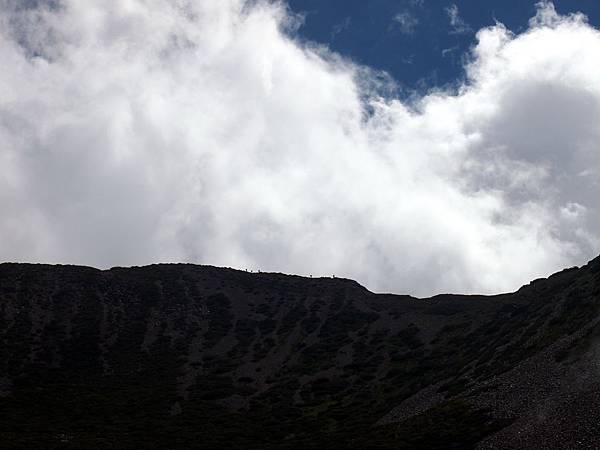 遠方稜線上的一行登山客