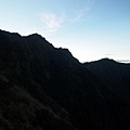 在太陽還沒上來之前,達陣南峰