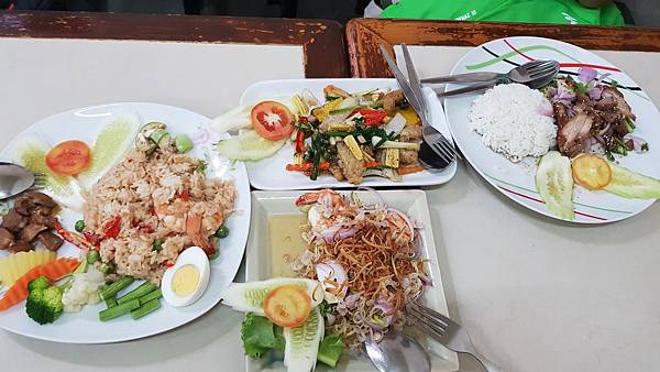 為了躲雨,隨意選家餐館