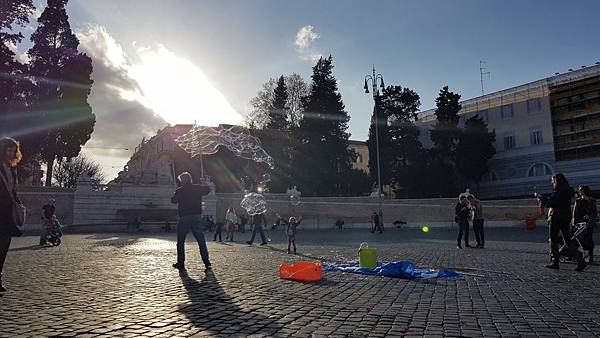 波波洛廣場上,有人正玩著巨大的肥皂泡泡