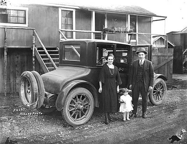 1922_Buick_Six_automobile_at_railroad_logging_camp.jpg