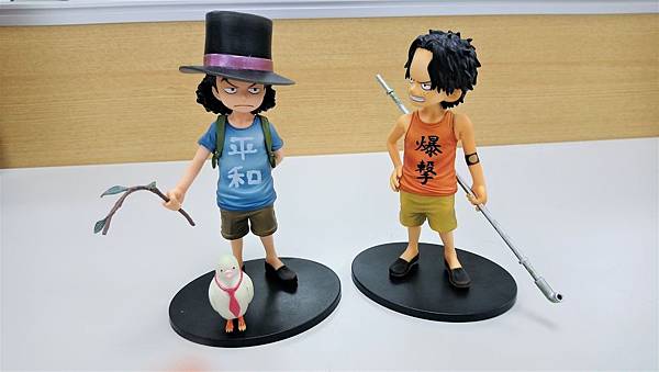 艾斯與CP9的首領羅布·路奇小時候