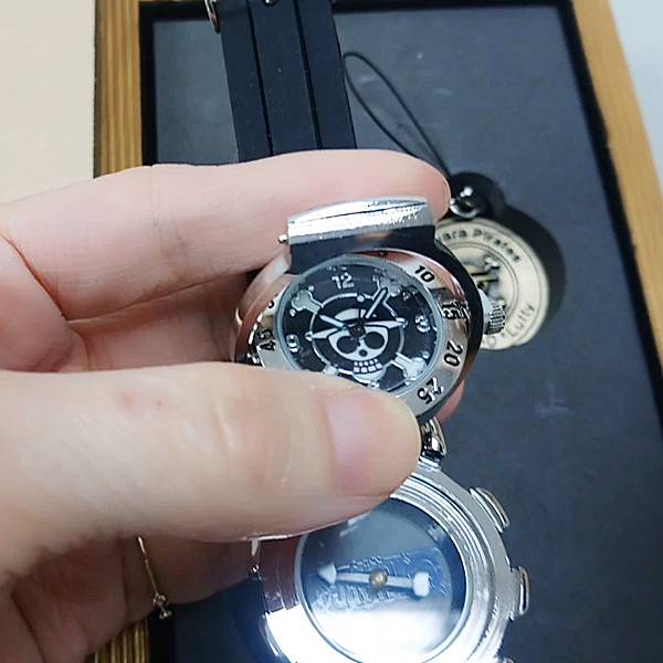 手錶背面的梅利號海賊船也是可以更換成草帽海賊團的旗幟標誌