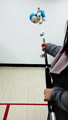 用娃娃測試魚竿腰力