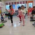 歡樂體能140421_神奇美容院-藉由拉的動作訓練上肢肌力透過競賽，增進幼兒默契.JPG
