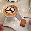 Mercedes-Benz Cafe by DAZZLING@微風廣場 熱松露拿鐵