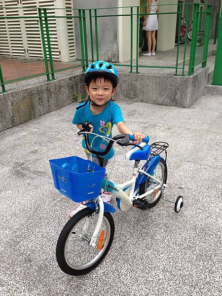 小朋友騎單車