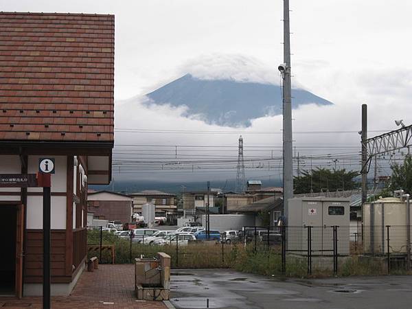 臨走前終於看到富士山的一部份了