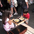 回來的路上看到小孩坐在路邊吃拉麵