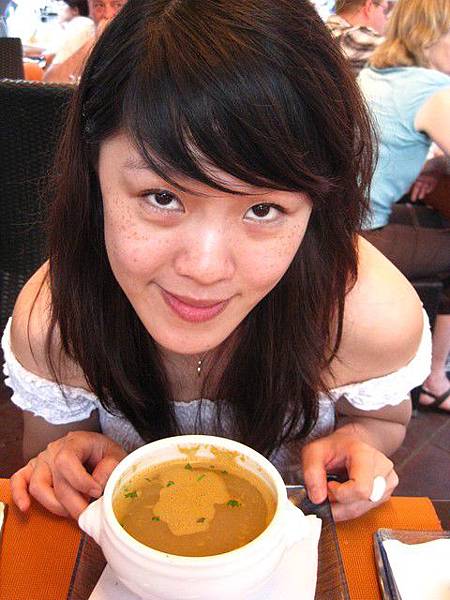 尼斯名菜一道-魚湯，但個人覺得沒有台灣吳郭魚湯好喝