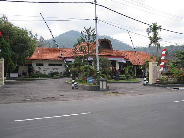 飯店在馬路兩旁，其實佔地蠻廣的