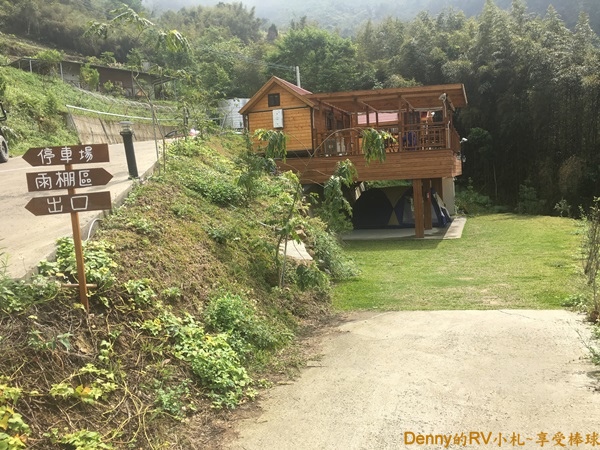 雨棚區,上方是2間雙人木屋 IMG_7896