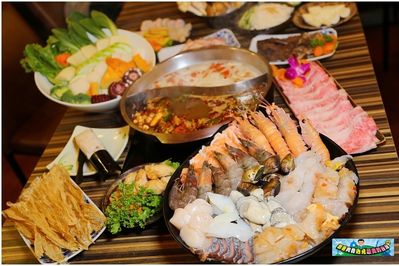 鴛鴦火鍋,麻辣鍋,角蝦,海戰車,台南美食,在地食材,唯果粒水果冰棒,台南火鍋,勾勾鍋