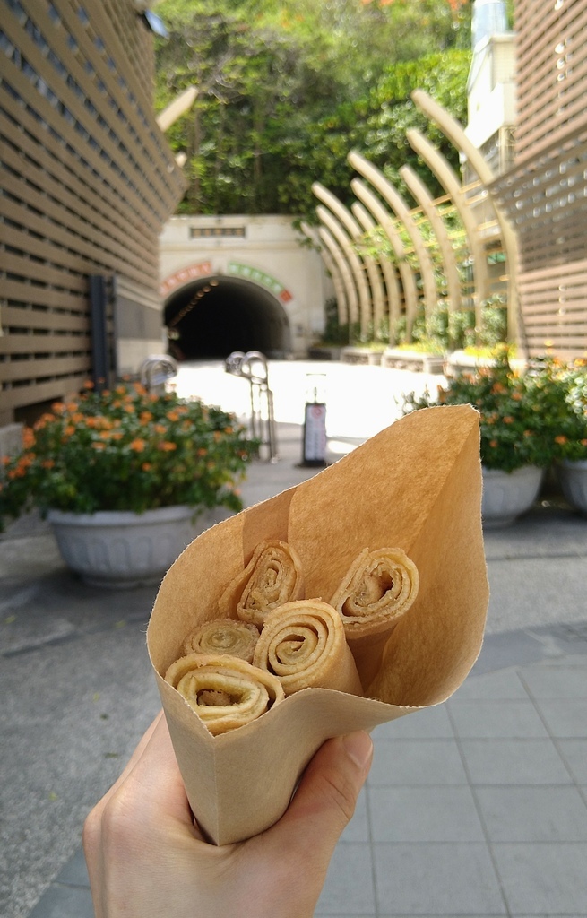 [食記] 高雄 蛋板捲 中山大學前的古早味點心
