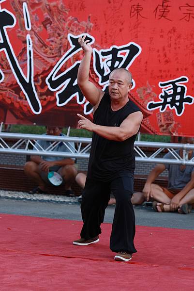 2016八份開基姑媽宮~武魂再起~ 台南.佳里神龍武術工程-(家兄)黃神龍師傅~雙肩(拳母) 所謂拳母.等同國標舞基本舞步。最簡單也是最難的