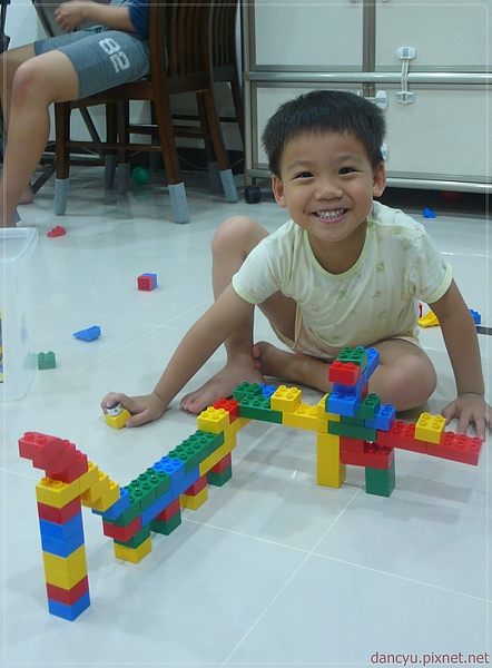 P1000125_小傑與他的恐龍.JPG P1000125_小傑與他的恐龍.JPG