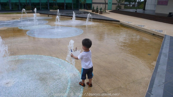 戲水池開始噴水囉