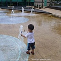 戲水池開始噴水囉