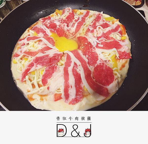 加入蛋黃一起下去烘或是等到披薩熟之後在加入生蛋黃(隨個人喜好而定) 加入蛋黃一起下去烘或是等到披薩熟之後在加入生蛋黃(隨個人喜好而定)
