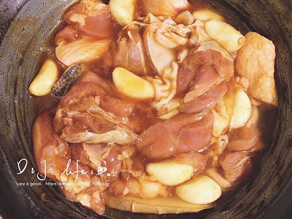將所有食材(除花椰菜)放入一容器內,抓一抓後,外鍋兩杯水 將所有食材(除花椰菜)放入一容器內,抓一抓後,外鍋兩杯水