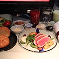 國泰航空 供餐流程 B 麵包+沙拉+前菜.jpg