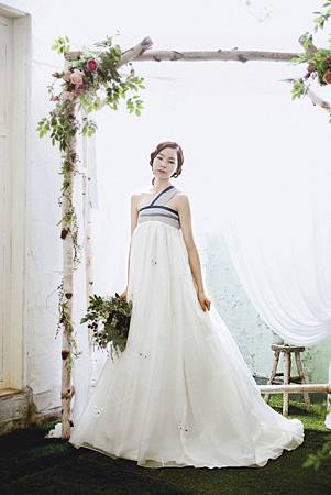 11-modern-meets-tradition-hanbok-wedding-gowns-you-must-see.jpg