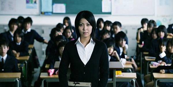 -am-letzten-schultag-informiert-lehrerin-yuko-moriguchi-takaku-matsu-ihre-schueler-darueber-dass-sie-nicht-mehr-unterrichten-wird-foto-rapid-eye-movies-.jpg