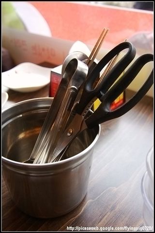 DSC_10911_韓國料理的餐具少不了一把好剪刀.jpg