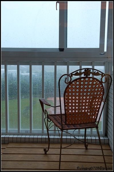 房裡有個小陽台,不過天氣不好,只能看到大雨嘩啦啦.jpg