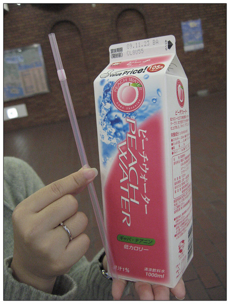 前往下一站前先補補水,日本還有為了大瓶飲料準備的加長吸管.jpg