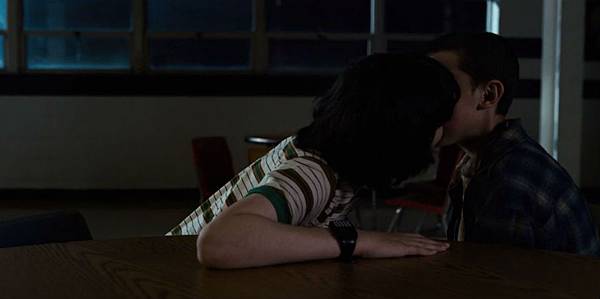 stranger-things-eleven-and-mike-kiss