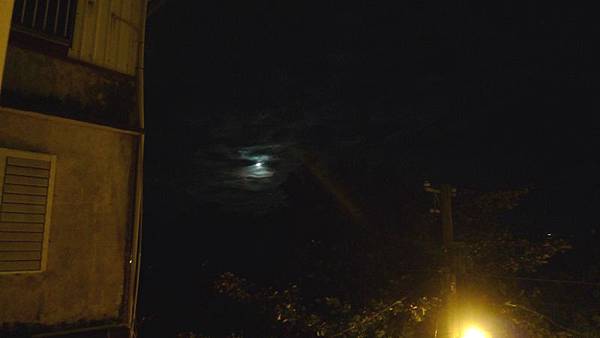  窗戶打開就可以看到海浪看到月亮吹到輕柔的晚風