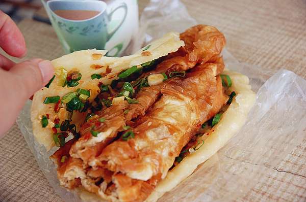 台中北區早點 精武路無名燒餅油條 換人經營 青蔥加好加滿 只有三種選擇的排隊早餐名店 愛與美 只為值得的人存在