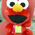 學妹送的ELMO 超超可愛的