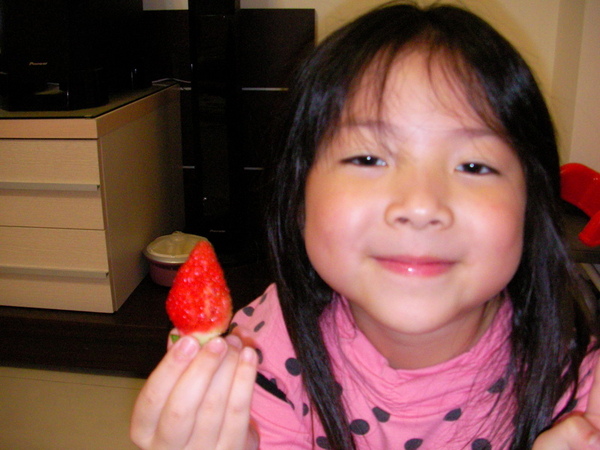愛吃草莓.JPG