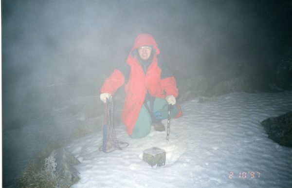 快被白雪完全掩蓋的大霸尖山三角點基石 (隊友拍攝)