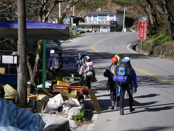 另一車擠滿九人，開抵大禹嶺著裝啟程