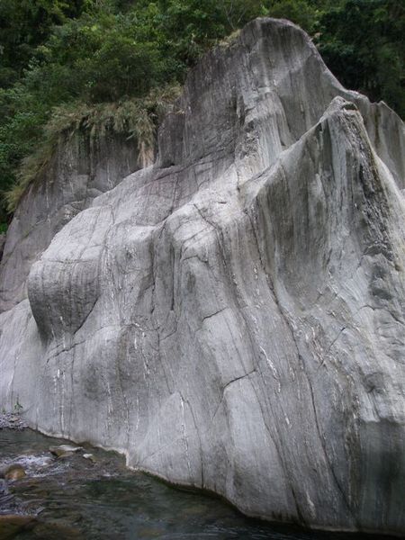 大岩石塊，算是南澳南溪的重要特色吧！