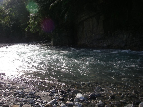 07:56 另一個右岸岩壁下的溫泉池也變成河道，老天爺明顯告訴我們別有偷懶泡湯的妄想！