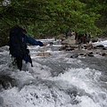 溪水滿河道，行走困難~