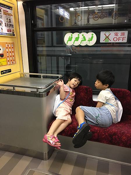 3搭上單軌電車，兄妹很認真的研究跟台灣的捷運有何不同.JPG