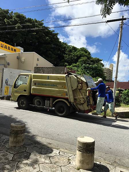 24沖繩垃圾車跟台灣不太像唷.JPG