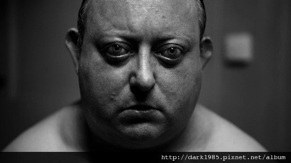 human-centipede-2-full-sequence-movie-image-01-600x337.jpg