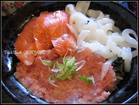 鮭魚花枝蔥鮪丼