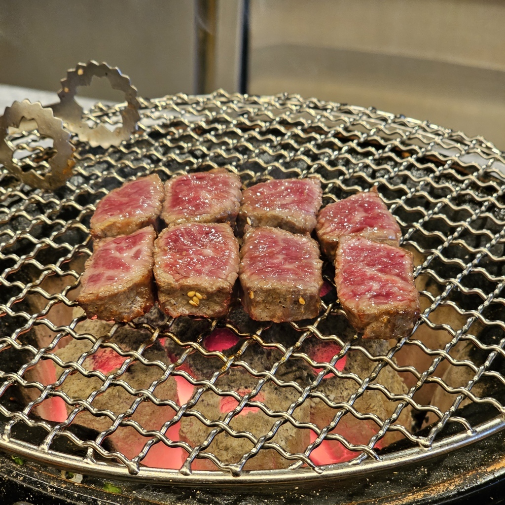 《高雄食記》胡同燒肉8號店_湖同燒肉夜食，高雄巨蛋美食,炭火