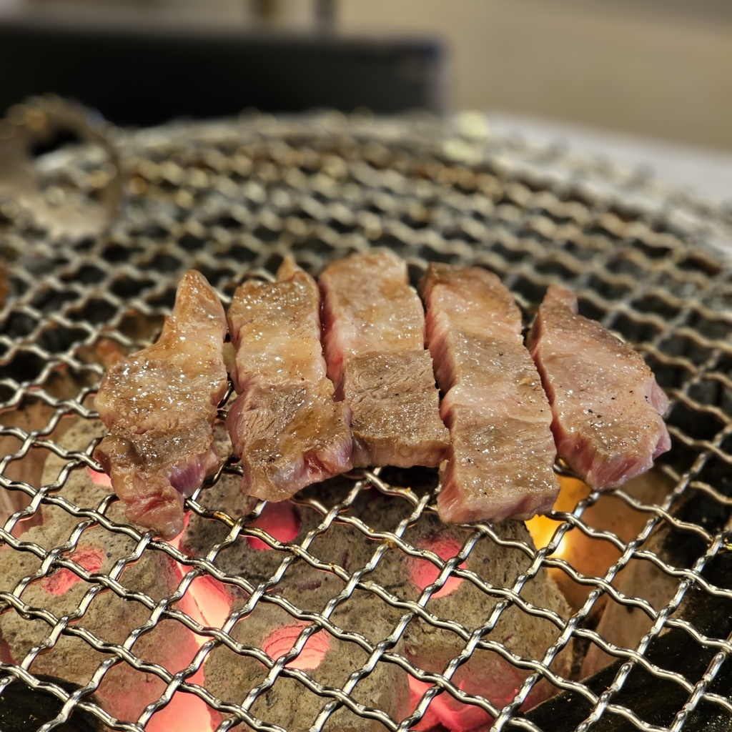 《高雄食記》胡同燒肉8號店_湖同燒肉夜食，高雄巨蛋美食,炭火