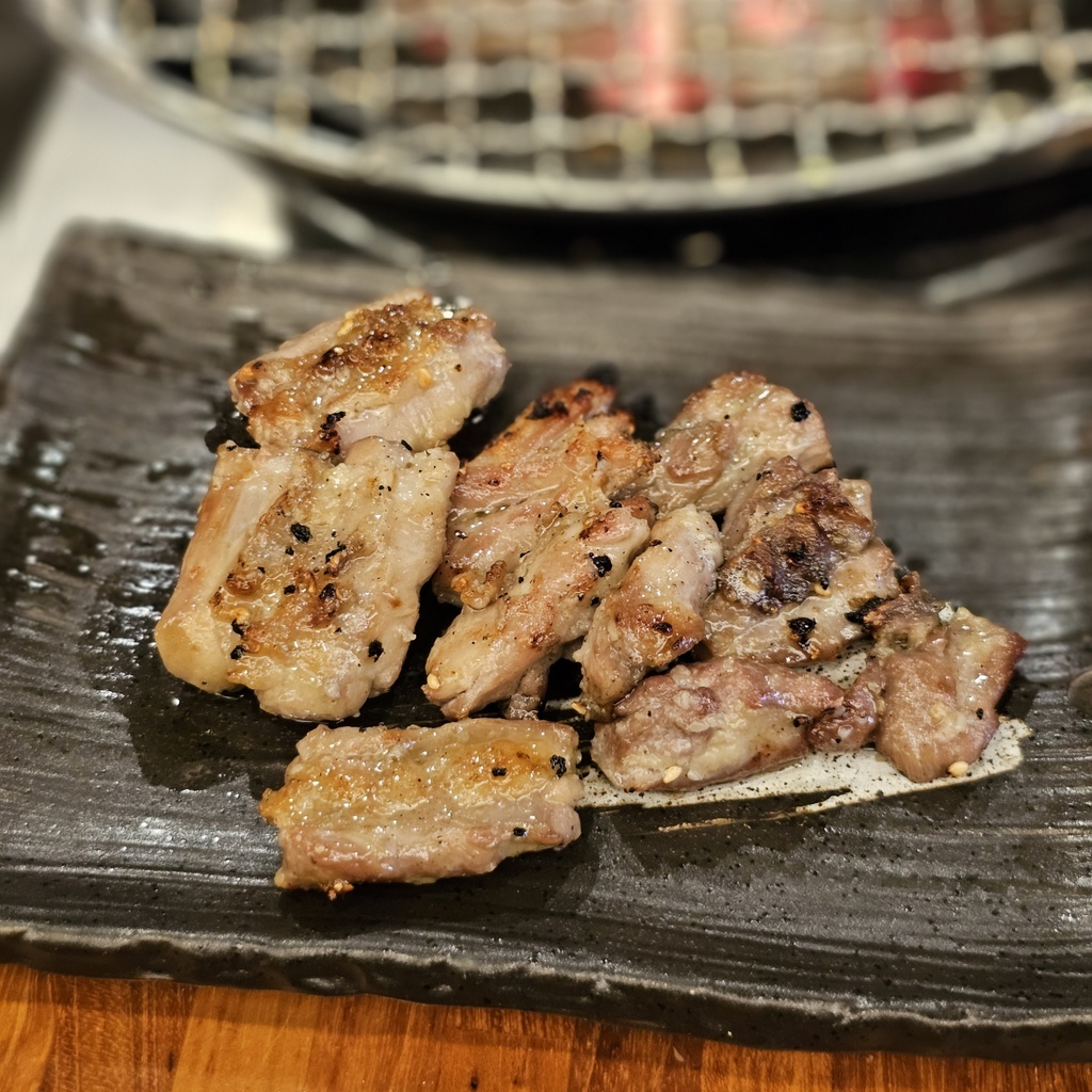 《高雄食記》胡同燒肉8號店_湖同燒肉夜食，高雄巨蛋美食,炭火