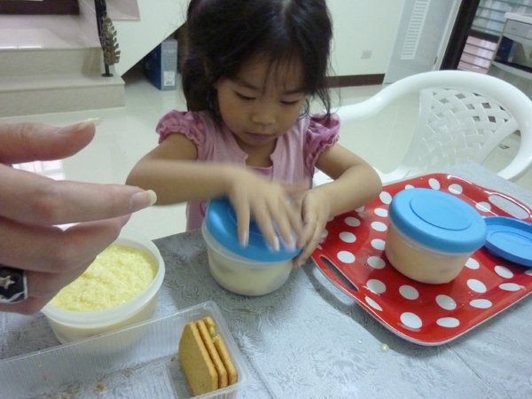 2010.05.23 嚕嚕阿姨生日做蛋糕 (15).jpg